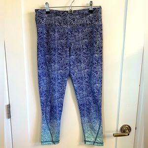 Vineyard Vine Blue Ombré Athletic Capri Leggings
